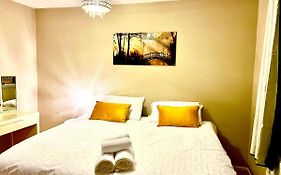 Spacious 3 Beds Cozy Home For Family And Contractors