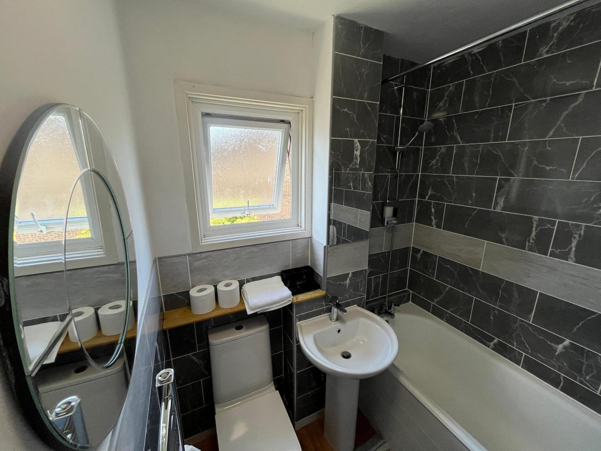 Spacious 3 Beds Cozy Home For Family And Contractors Sandhurst  Exterior photo